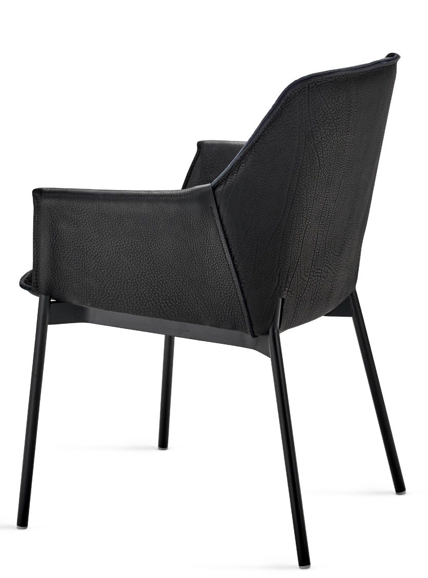 Schwarzer Grace Lounge Chair High von Freifrau Manufaktur, Ledersessel mit Armlehne und filigranem Metallgestell.