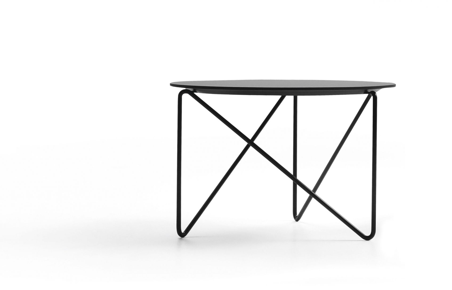 Schwarzer Prostoria Polygon Beistelltisch für Innen und Außen, minimalistisches Design mit filigranem Metallgestell.