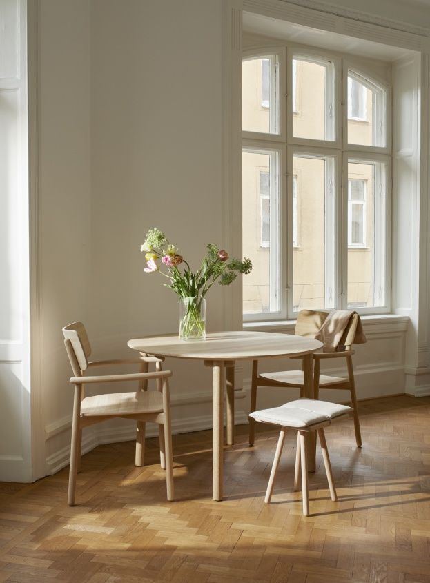 Hven Tisch von Skagerak by Fritz Hansen: Runder Esstisch aus geölter Eiche mit Stühlen.