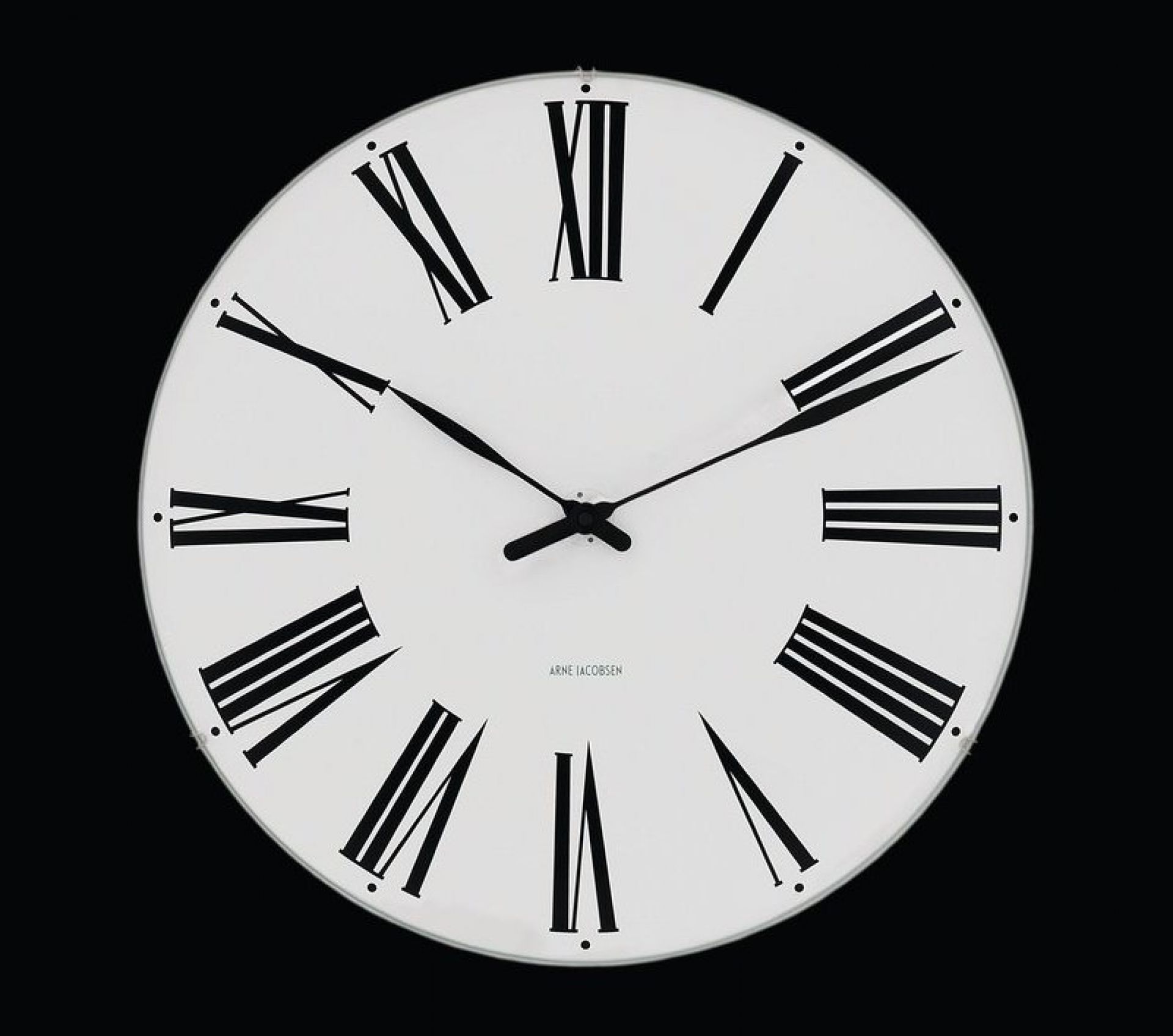 Rosendahl Wanduhr mit römischen Ziffern, minimalistisches Design für Wohnzimmer und Büro. Zeitlose Wanddekoration.