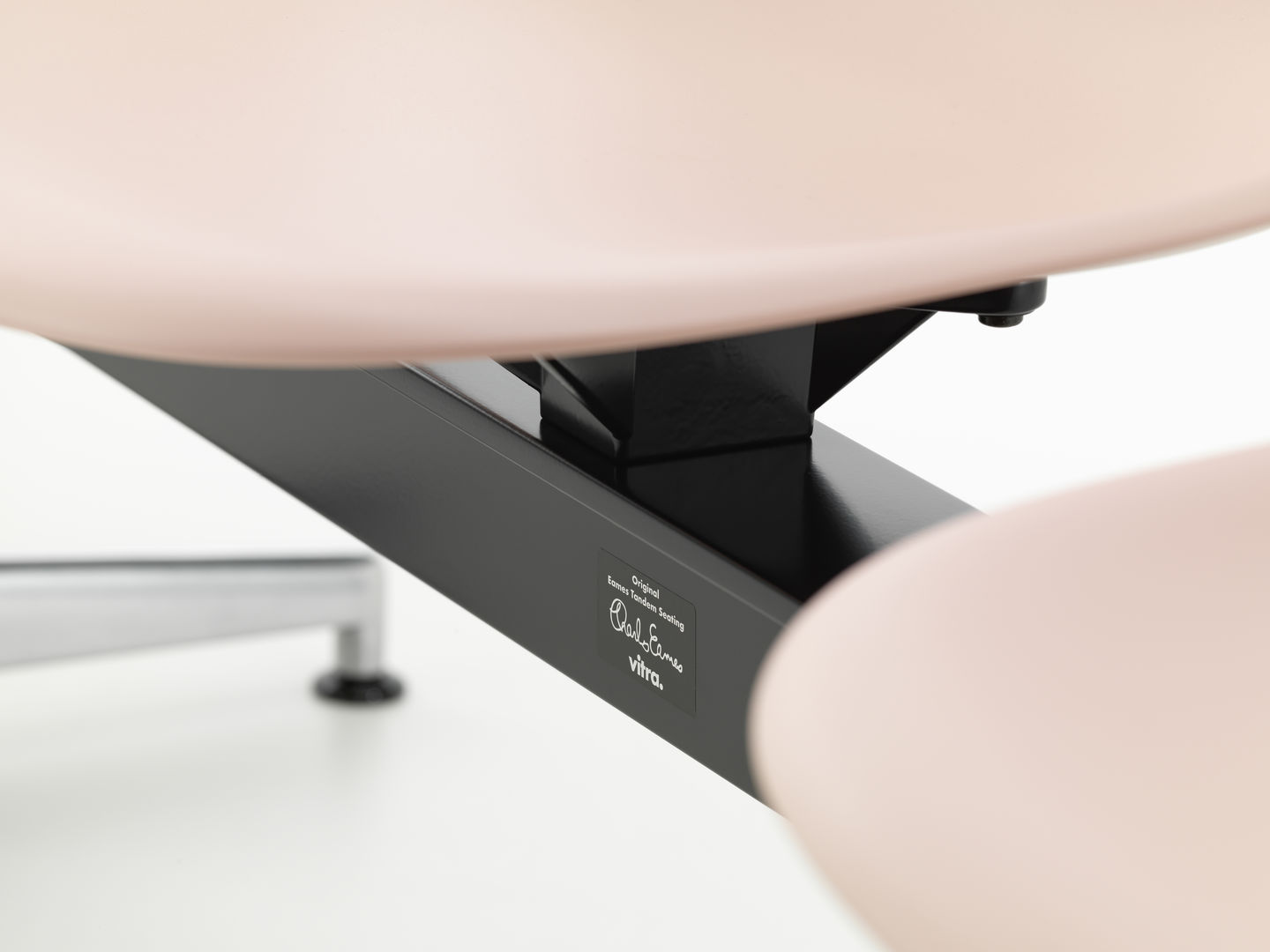 Detailaufnahme Eames Plastic Side Chair RE auf Traverse Vitra, modernes Design Sitzmöbel für Büro und Zuhause.