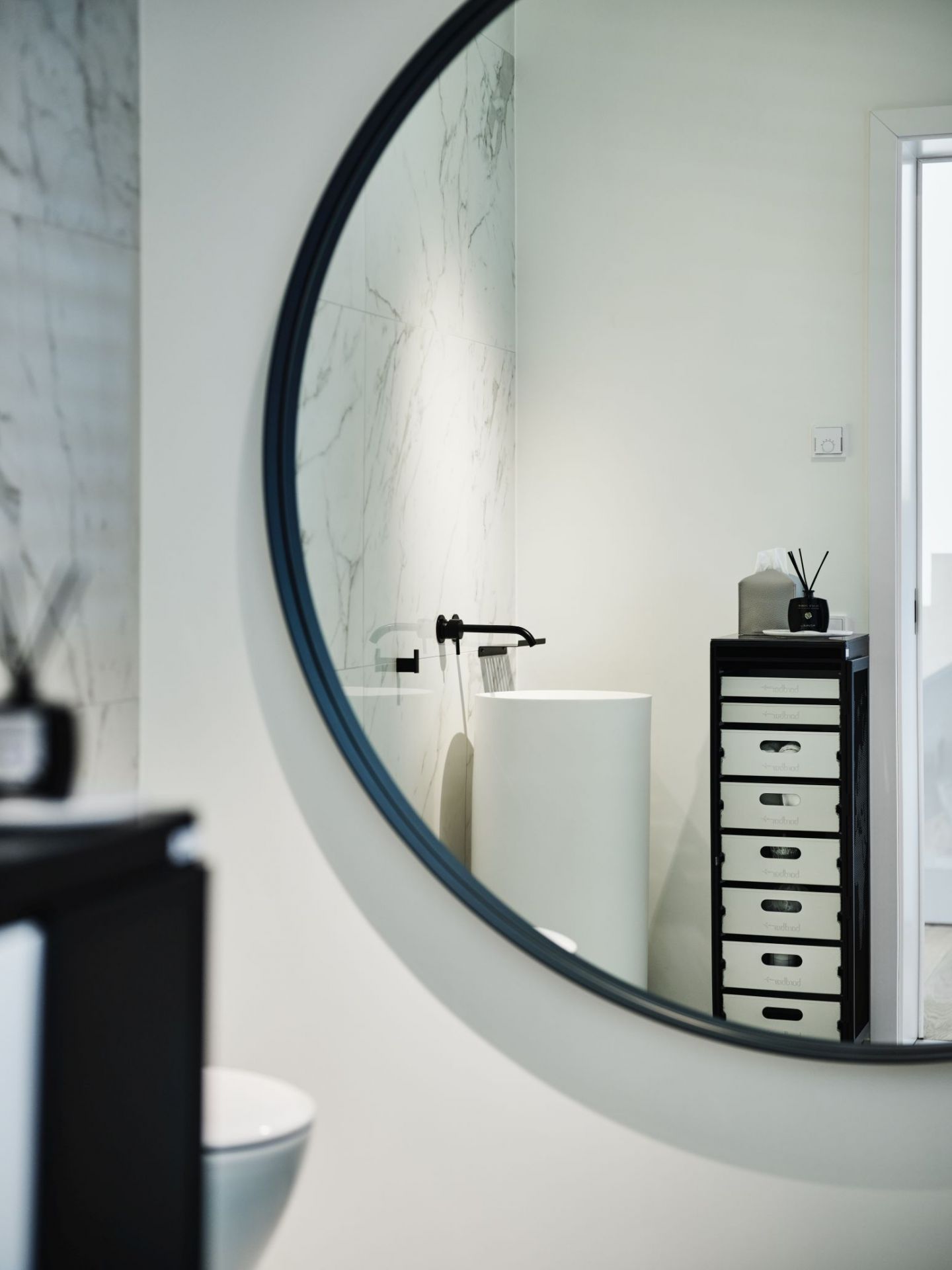 Badezimmer-Interieur mit rundem Spiegel, Waschbecken und Bordbar Storage Equipment Set mit Schubladen für Bad-Accessoires.