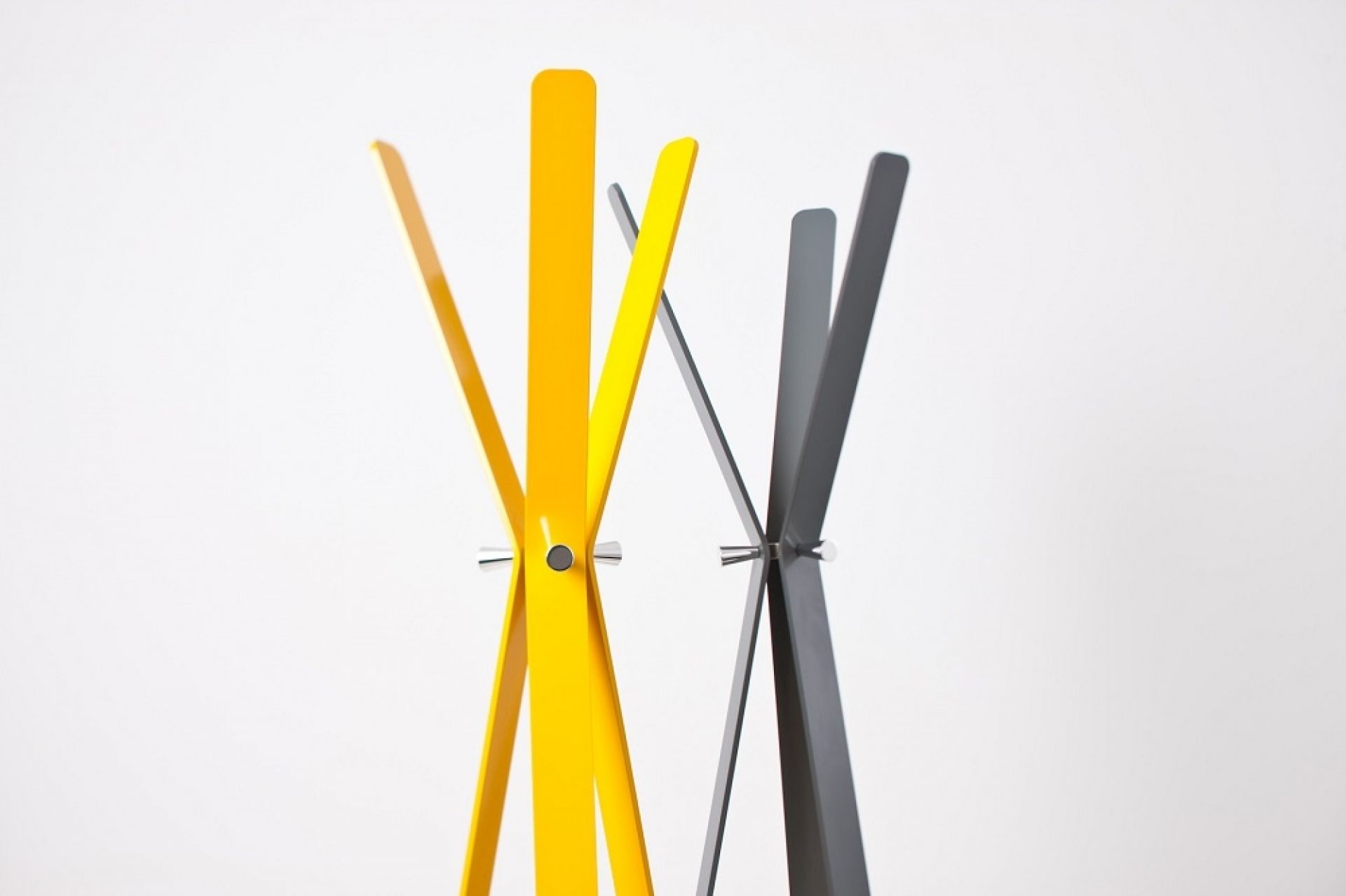 Gelber und grauer Garderobenständer aus Metall mit modernem Design für Flur und Eingangsbereich.