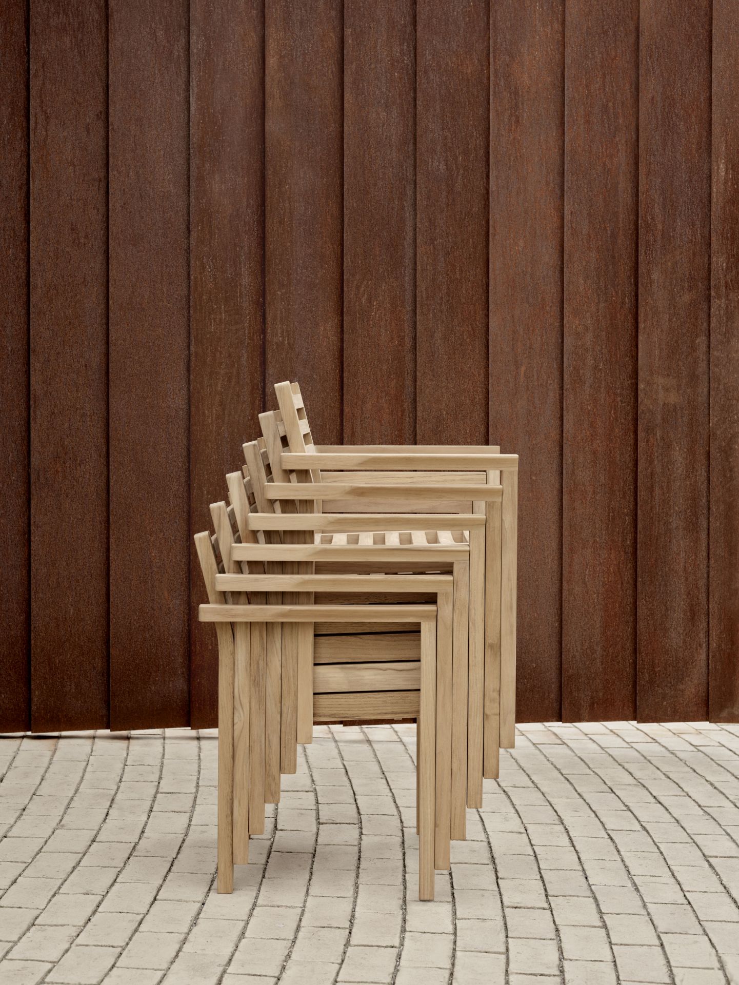 Gestapelte AH502 Teak Armlehnstühle von Carl Hansen & Søn für den Außenbereich. Gartenmöbel aus Holz.