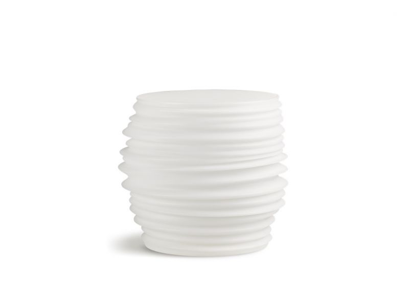 Weißer Babylon Hocker/Beistelltisch von Dedon mit Licht, geripptes Design für Garten und Terrasse.