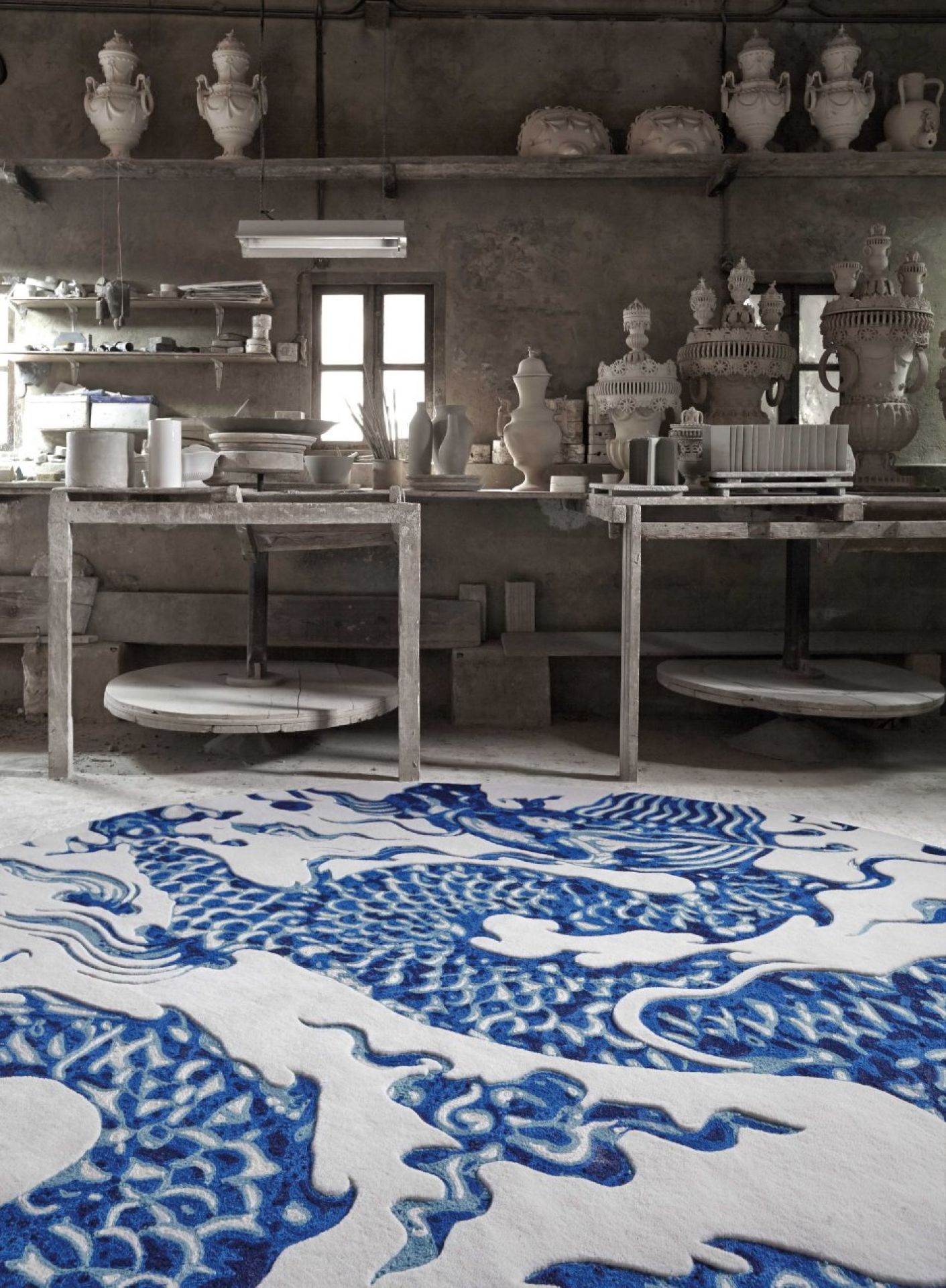 Cadeneta Blue Teppich von GAN: Weißer Teppich mit blauem, chinesisch inspiriertem Drachenmuster in Werkstatt.