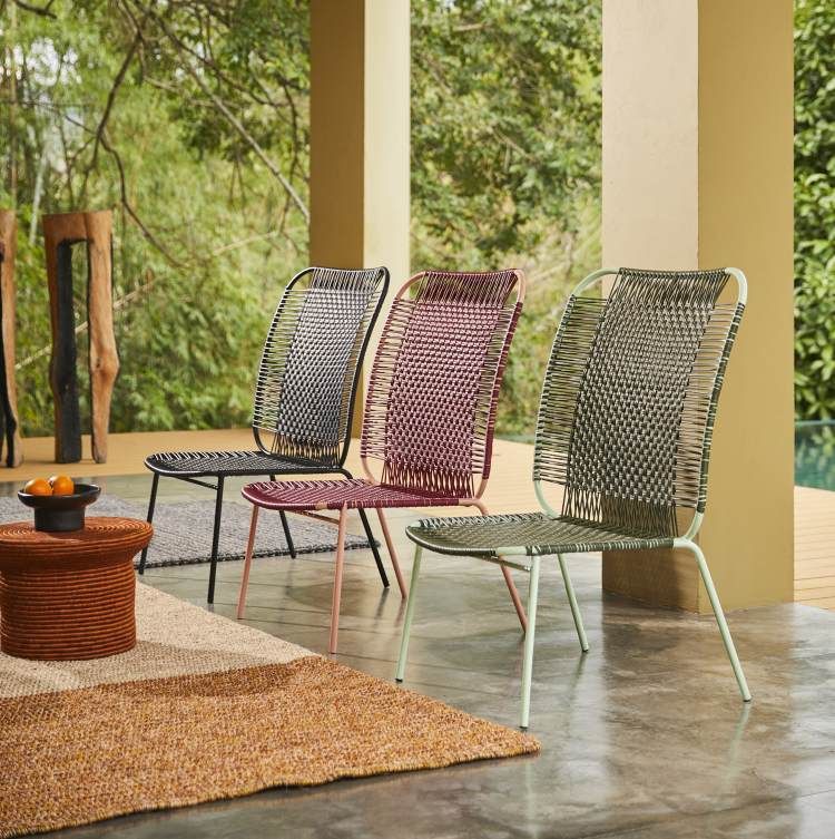 Drei Cielo Lounge Stühle hoch von ames in Schwarz, Rot und Grün für den Außenbereich.