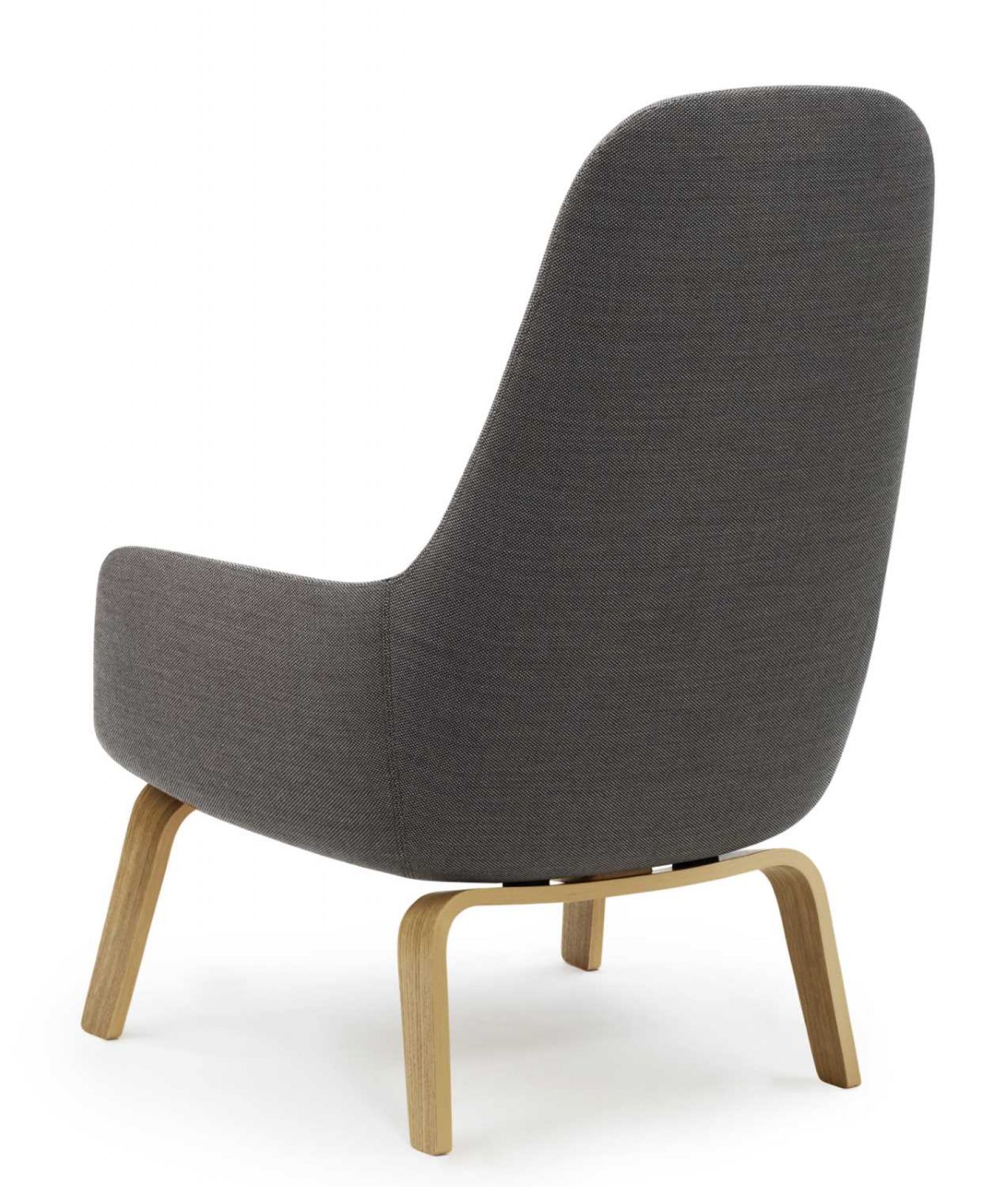 Rückansicht: Grauer Era Lounge Chair Sessel mit hohem Rücken und Holzgestell.