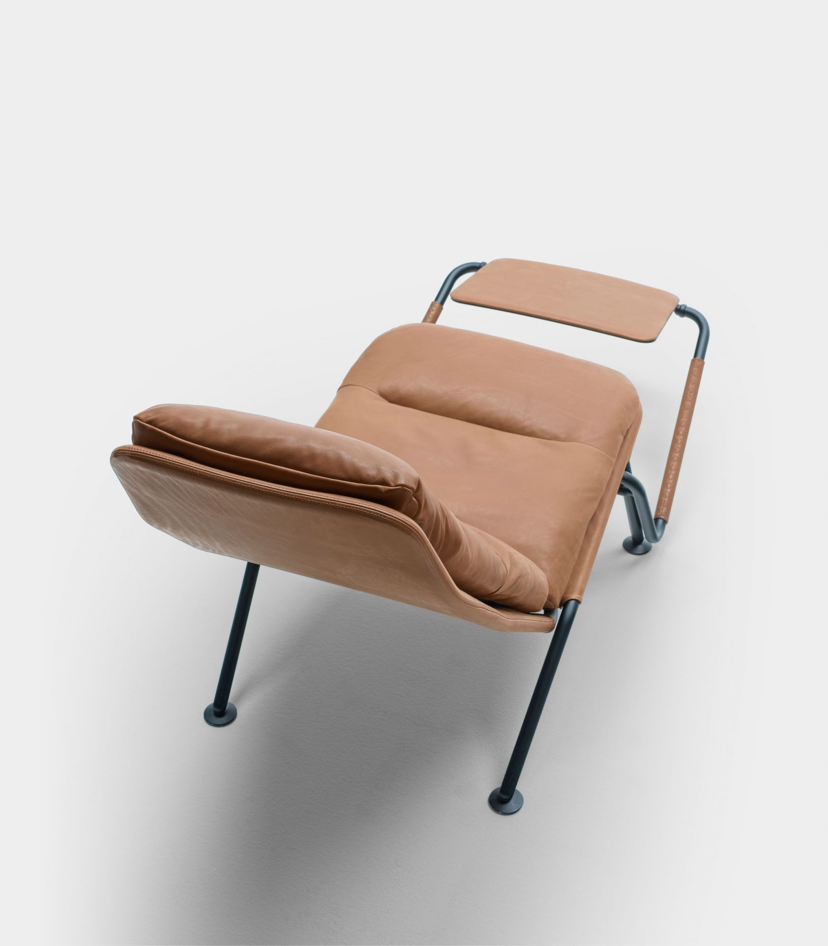 Kontrapunkt Liegesessel von Prostoria: Moderner Ledersessel mit Metallgestell für entspanntes Wohnen und stilvolles Design.