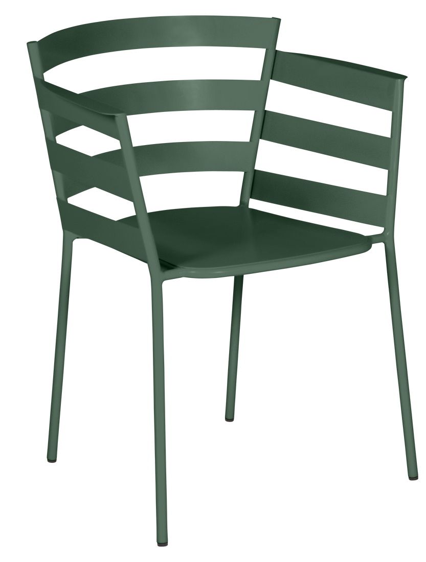 Grüner Rythmic Sessel von Fermob für den Außenbereich, moderner Gartenstuhl mit Armlehnen und Stahlgestell.