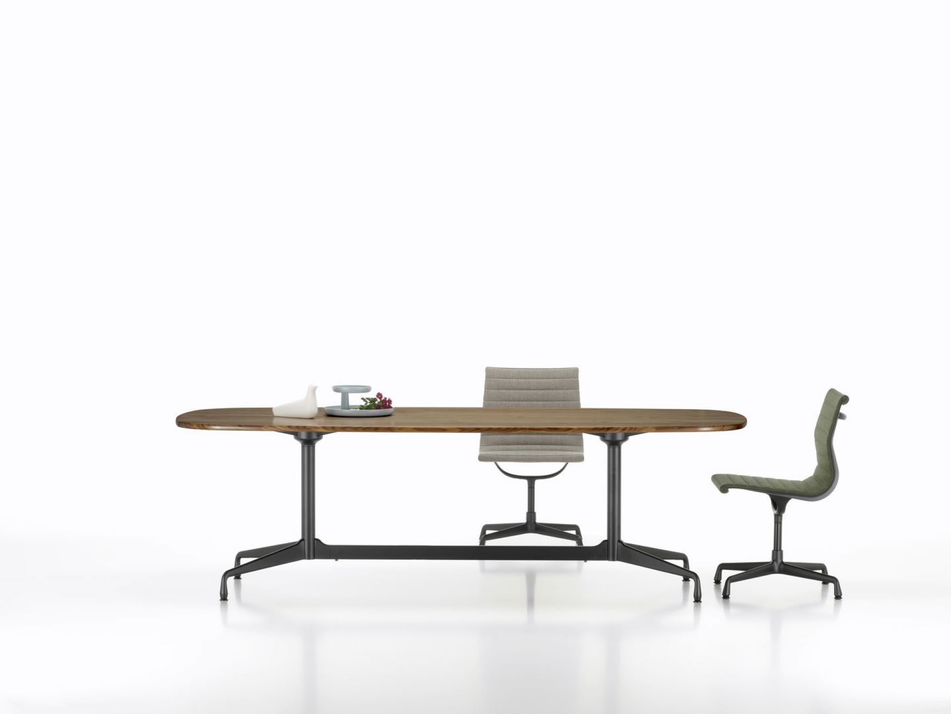 Eames Segmented Table Esstisch Bootsform 240 cm von Vitra mit Stühlen auf weißem Hintergrund.