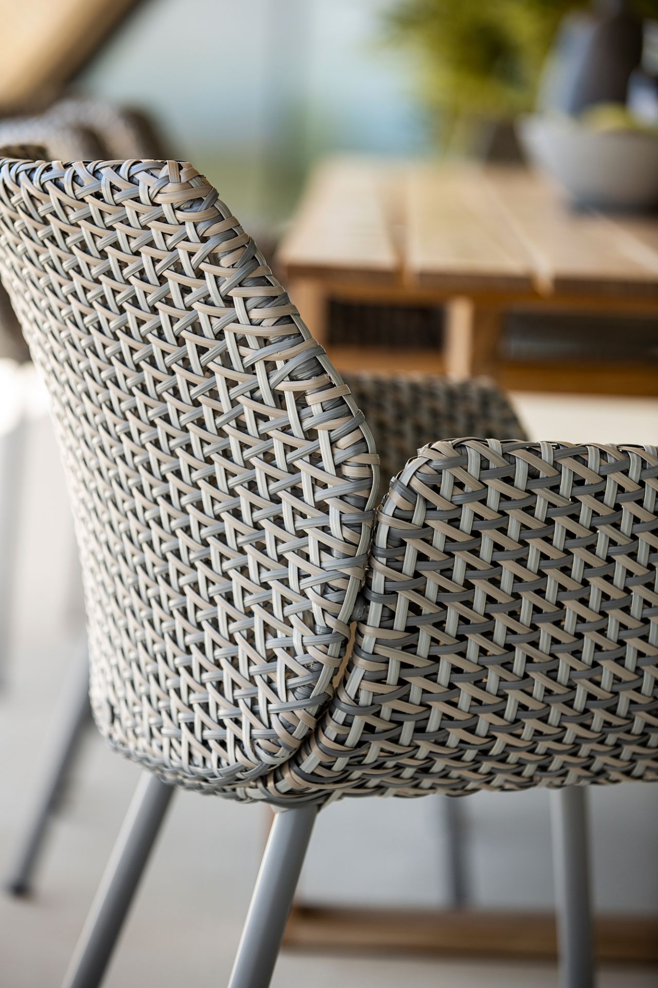 Detailaufnahme des Cane-Line Vibe Outdoor Sessels mit grauem Geflecht und filigranem Design.