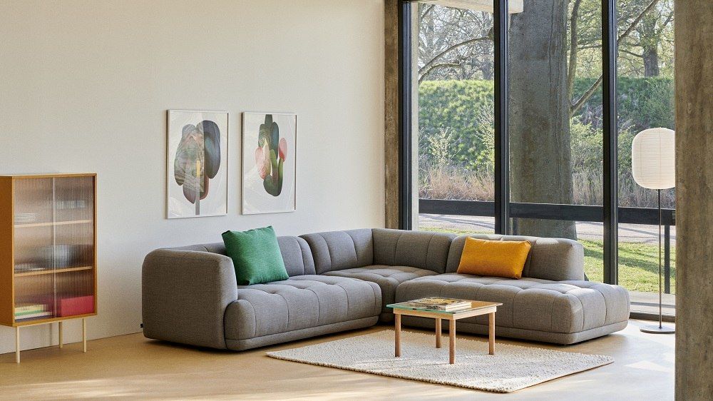 Colour Cabinet Tall Schrank von Hay: Hoher Holzschrank mit geriffelten Glastüren im modernen Wohnzimmer.