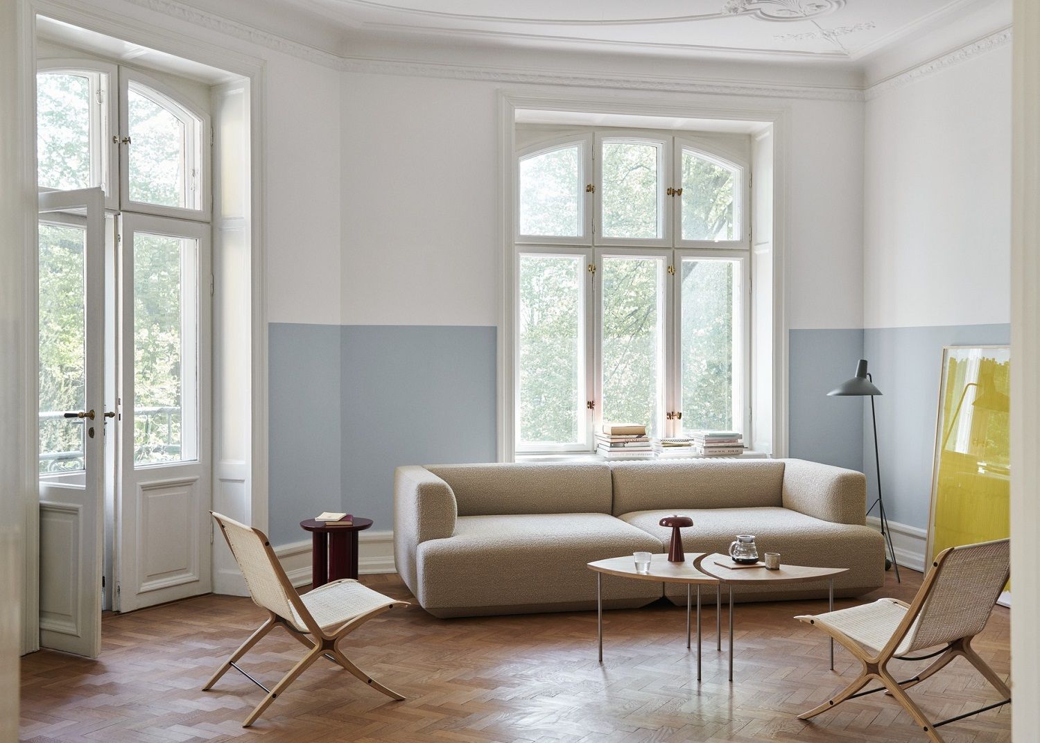 Beige Develius Modulsofa von AndTradition im Wohnzimmer mit Holzboden und Designermöbeln.