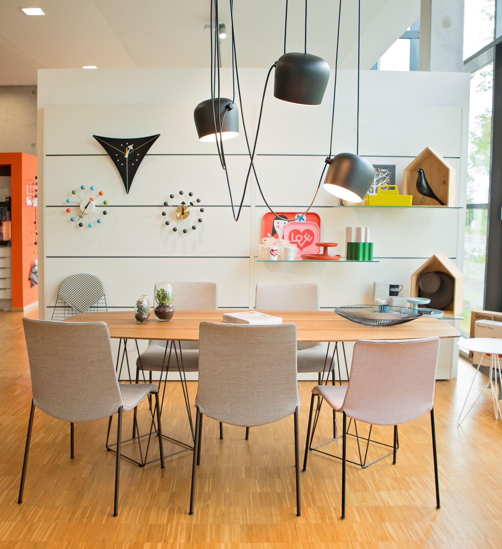 Esstisch mit Flos Aim Small Pendelleuchte in Schwarz, modernes Design für Wohnzimmer und Essbereich.