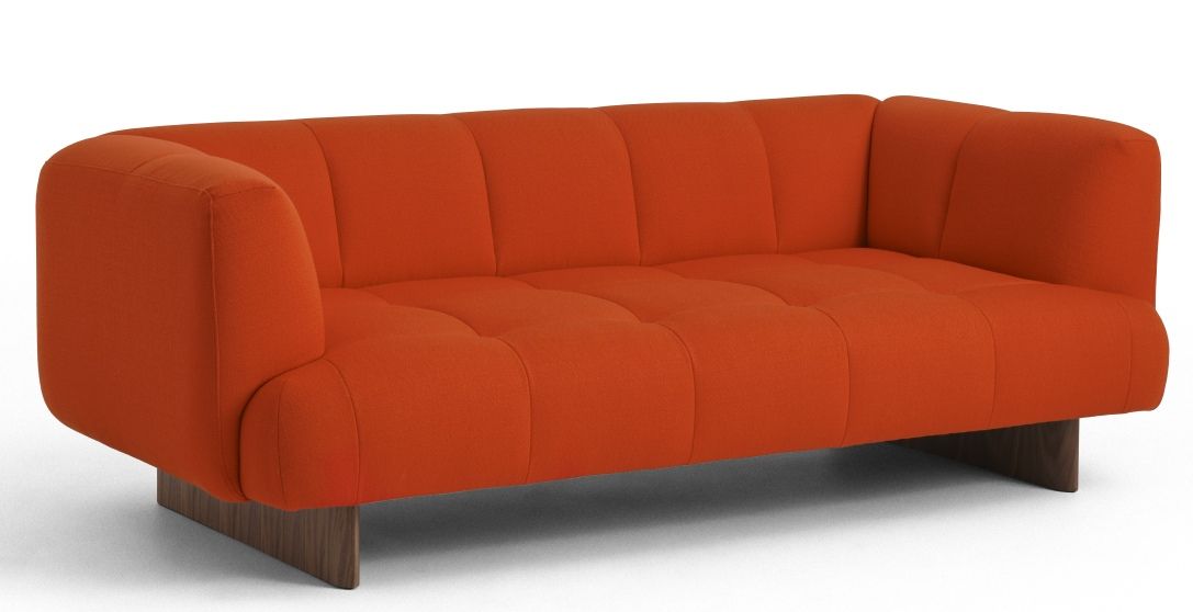 Oranges Quilton Sofa von Hay, ein moderner 2-Sitzer mit gesteppten Polstern und Holzfußgestell.