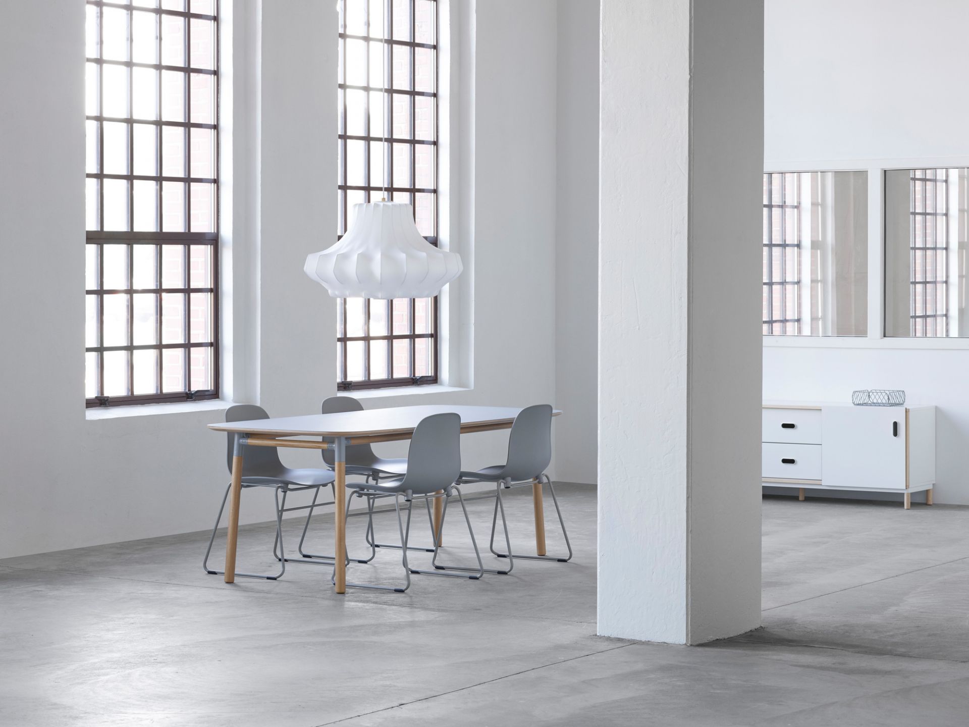 Helle Inneneinrichtung mit Esstisch, grauen Stühlen und der weißen Phantom Lampe von Normann Copenhagen.