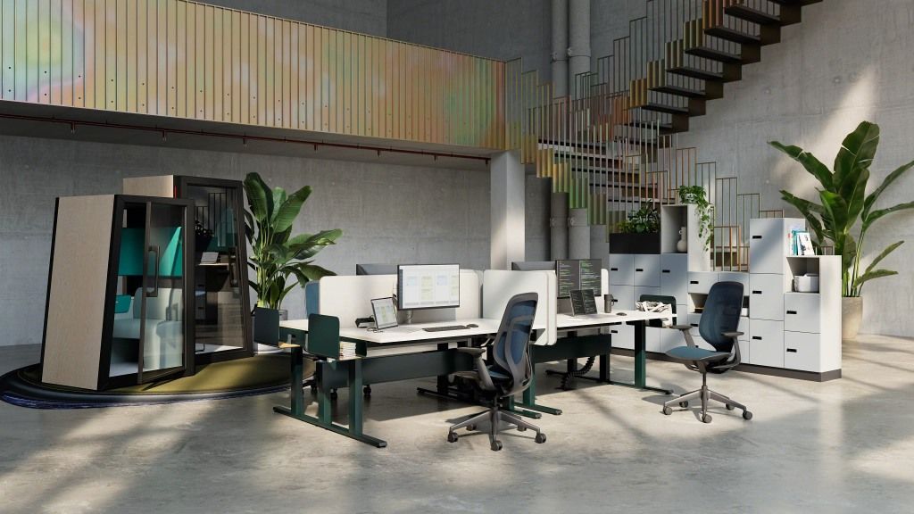 Karman Bürodrehstuhl von Steelcase in moderner Büroumgebung mit Schreibtischen, Pflanzen und Treppe.