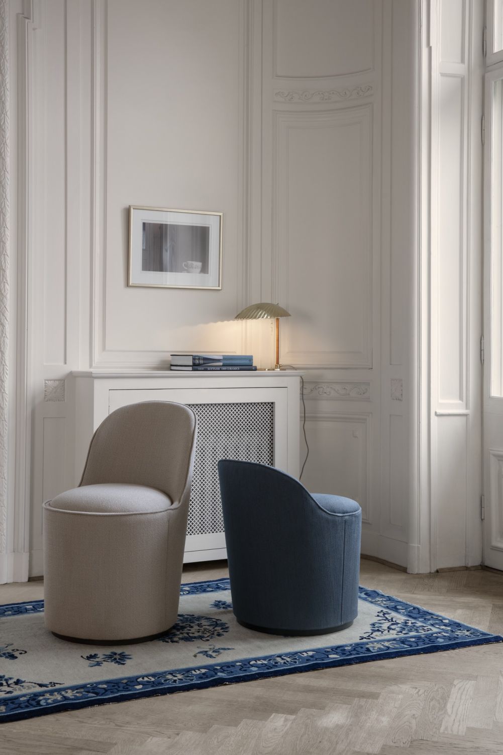 Nahaufnahme der Gubi 5321 Tischleuchte, die ein warmes Licht in einem eleganten Interieur verbreitet.