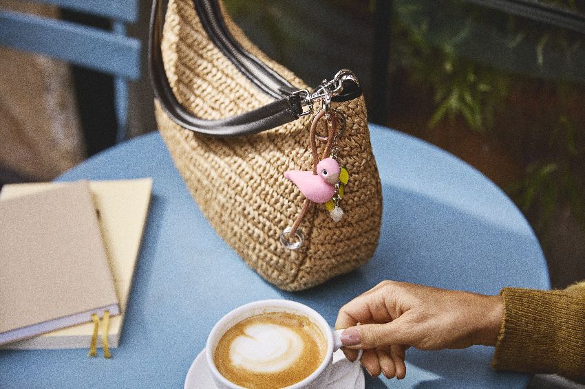 Vogel Rosa sleutelhanger van zilverkleurig metaal met natuurlijk leer van Kay Bojesen