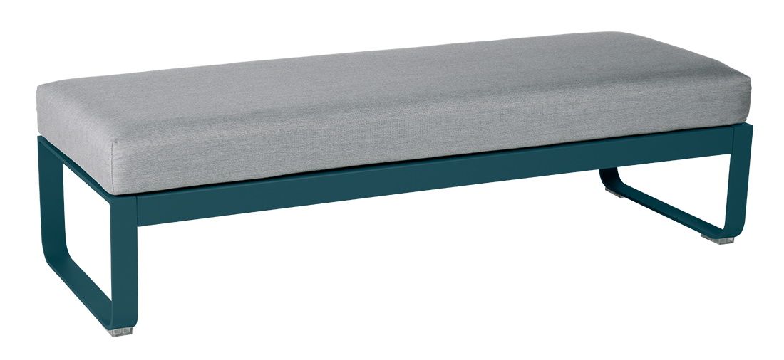 Bellevie Fermob Outdoor Hocker für zwei Personen mit grauem Polster und blauem Gestell.