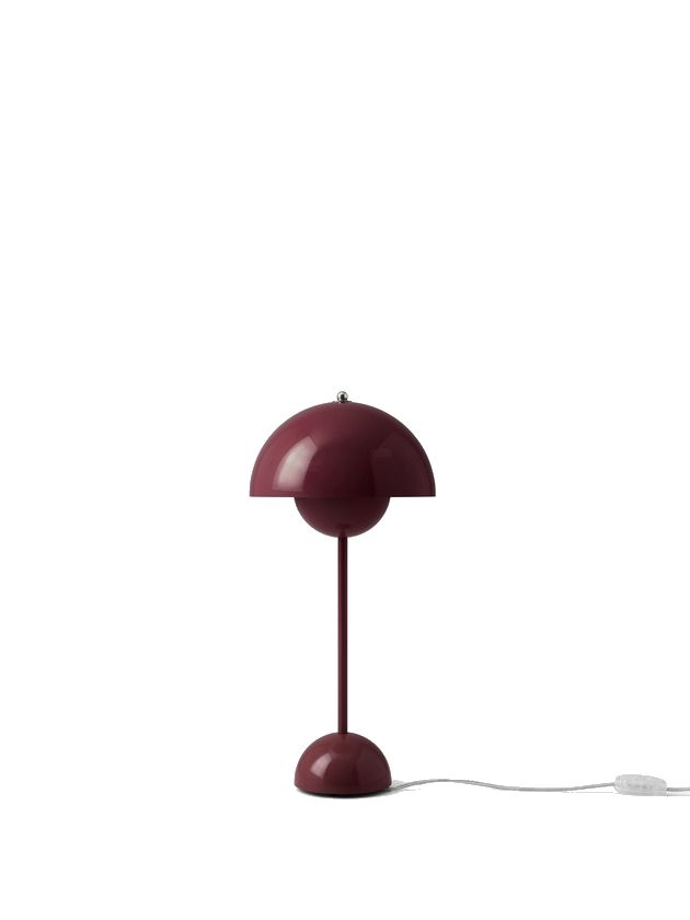 Nahaufnahme der Flowerpot VP3 Tischleuchte von AndTradition in dunklem Rot, modernes Design für Wohnzimmer und Schlafzimmer.