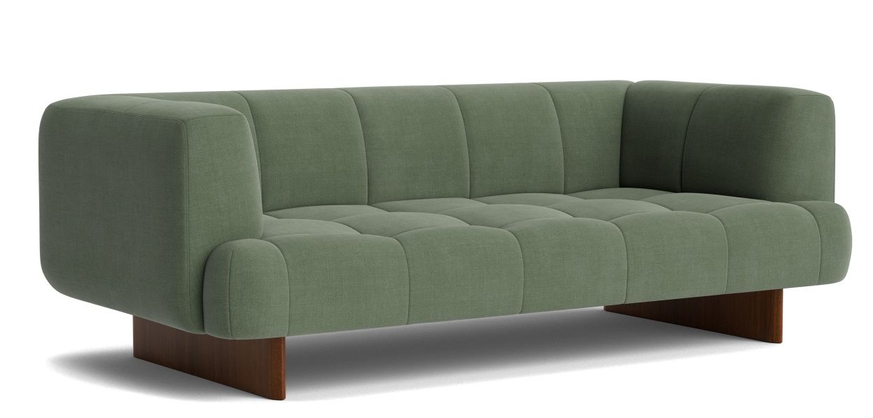Quilton Sofa von Hay, modernes 2-Sitzer Sofa in Grün mit quadratischer Steppung und Holzsockel.