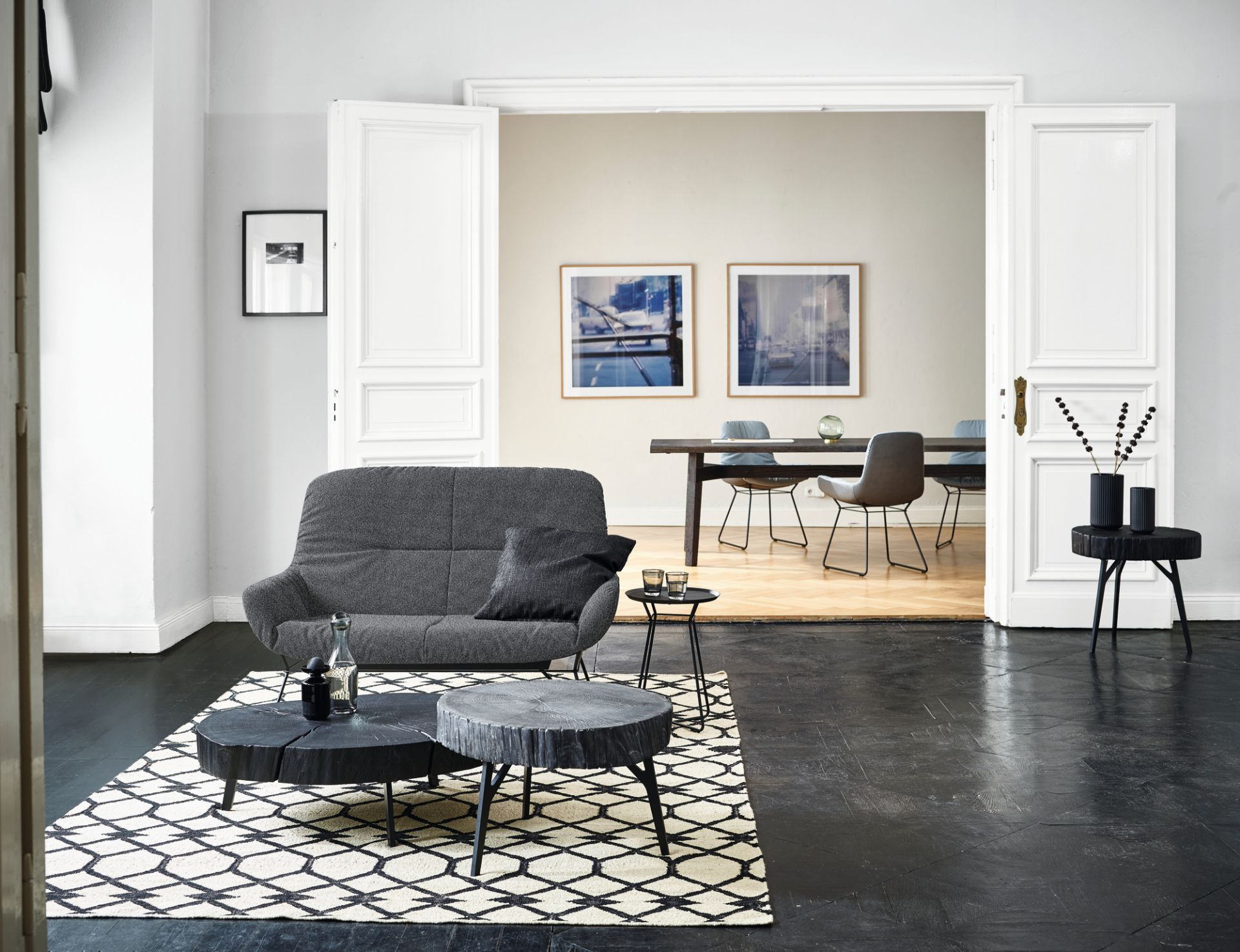 Stomp Beistelltisch H40 geköhlt von Janua im modernen Wohnzimmer mit Sofa und Teppich.