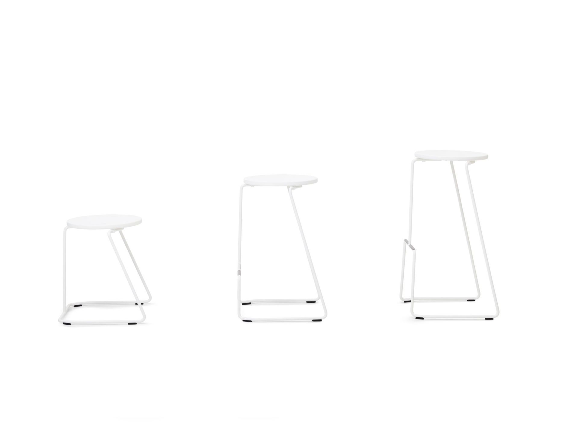 Extremis Tiki Hocker in Weiß, drei verschiedene Höhen, minimalistisches Design für Outdoor und Indoor.