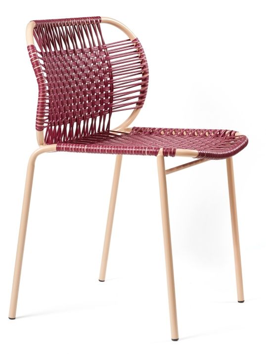 Cielo Stacking Chair in Rot-Pink Sand: Stapelbarer Outdoor Stuhl mit geflochtener Sitzfläche.