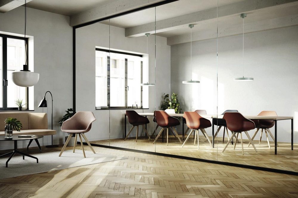 Yonda Universalstuhl Vierfußstuhl von Wilkhahn in moderner Büroumgebung mit Holzboden und Konferenztisch.