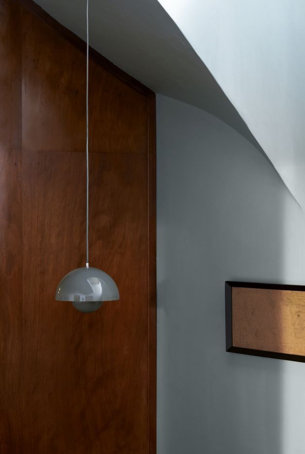 VP1 Flowerpot Pendelleuchte in Stone Blau von AndTradition, Hängelampe im Interieur mit Holzwand und blauer Wand.