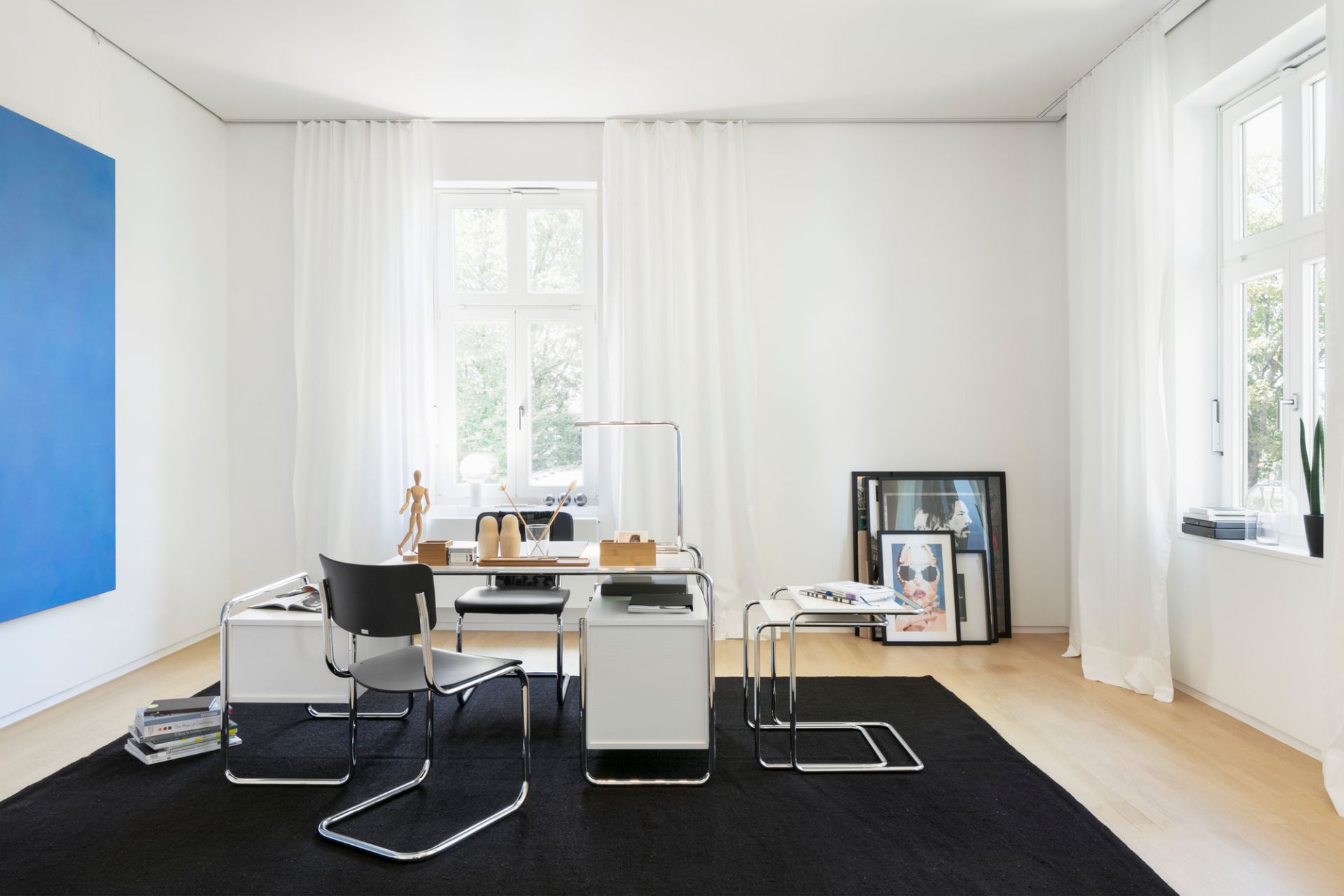S 43 Stahlrohr Freischwinger in Schwarz und Chrom von Thonet in einem modernen Büro.