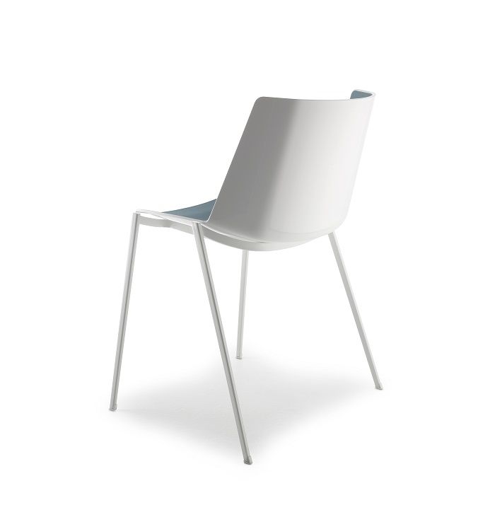 AÏKU Stuhl mit vier Metallbeinen in Weiß von MDF Italia, moderne Sitzmöbel.