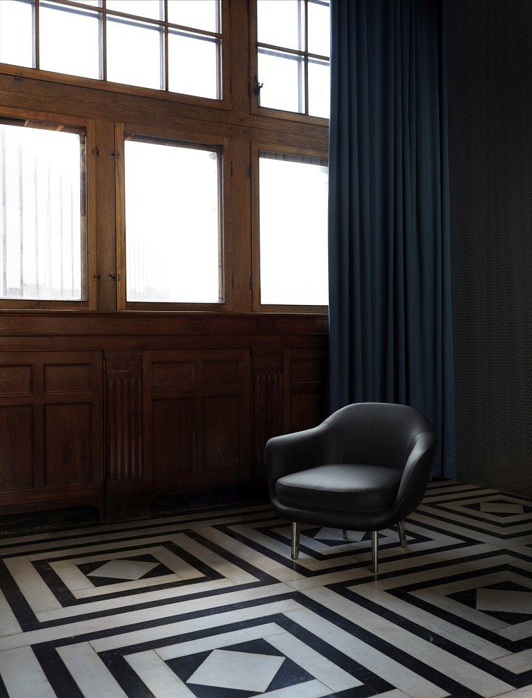 Schwarzer Sum Lounge Armchair Sessel von Normann Copenhagen vor Fenster und blauem Vorhang.