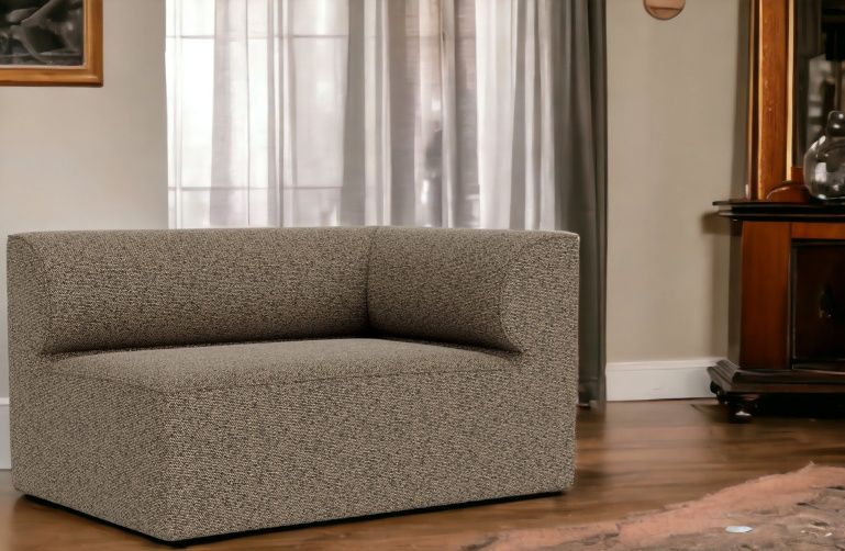 Eave Modular Sofa von Audo Copenhagen, Eckelement in braunem Stoffbezug, modernes Wohnzimmerdesign.
