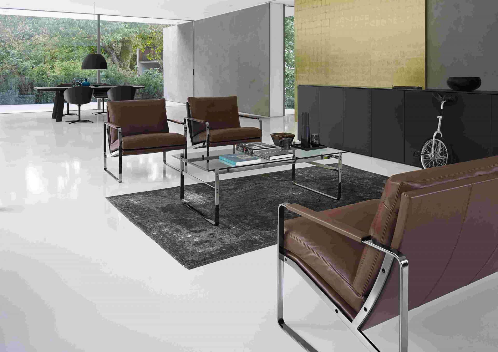 Wohnzimmer mit braunem Ledersofa und Sesseln der Serie 710 Fabricius von Walter Knoll.