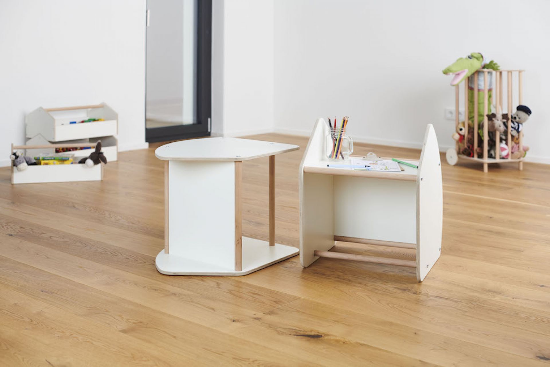 Tojo Kindermöbel: Multifunktionaler Schaukelhocker und Kindertisch aus Holz, ideal zum Spielen und Lernen.