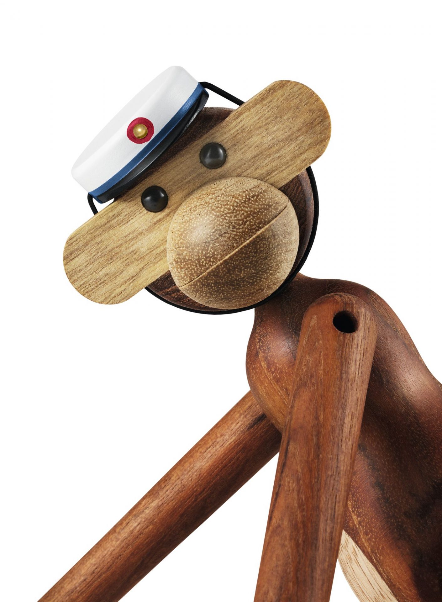 Detailaufnahme: Kay Bojesen Affe aus Teakholz, kleine Holzfigur mit Matrosenmütze.