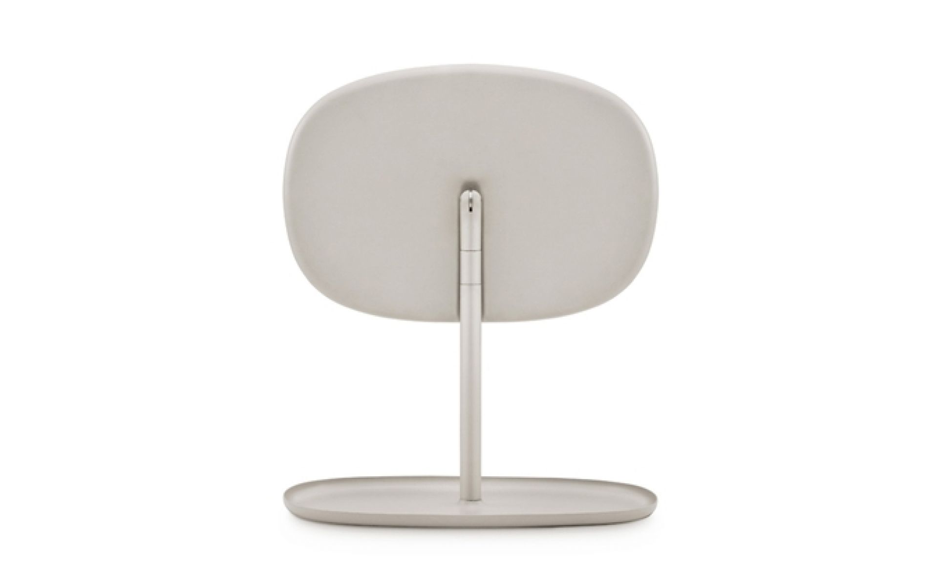 Beige Normann Copenhagen Flip Spiegel mit ovalem Spiegelkopf und Ablagefuß, Rückansicht.