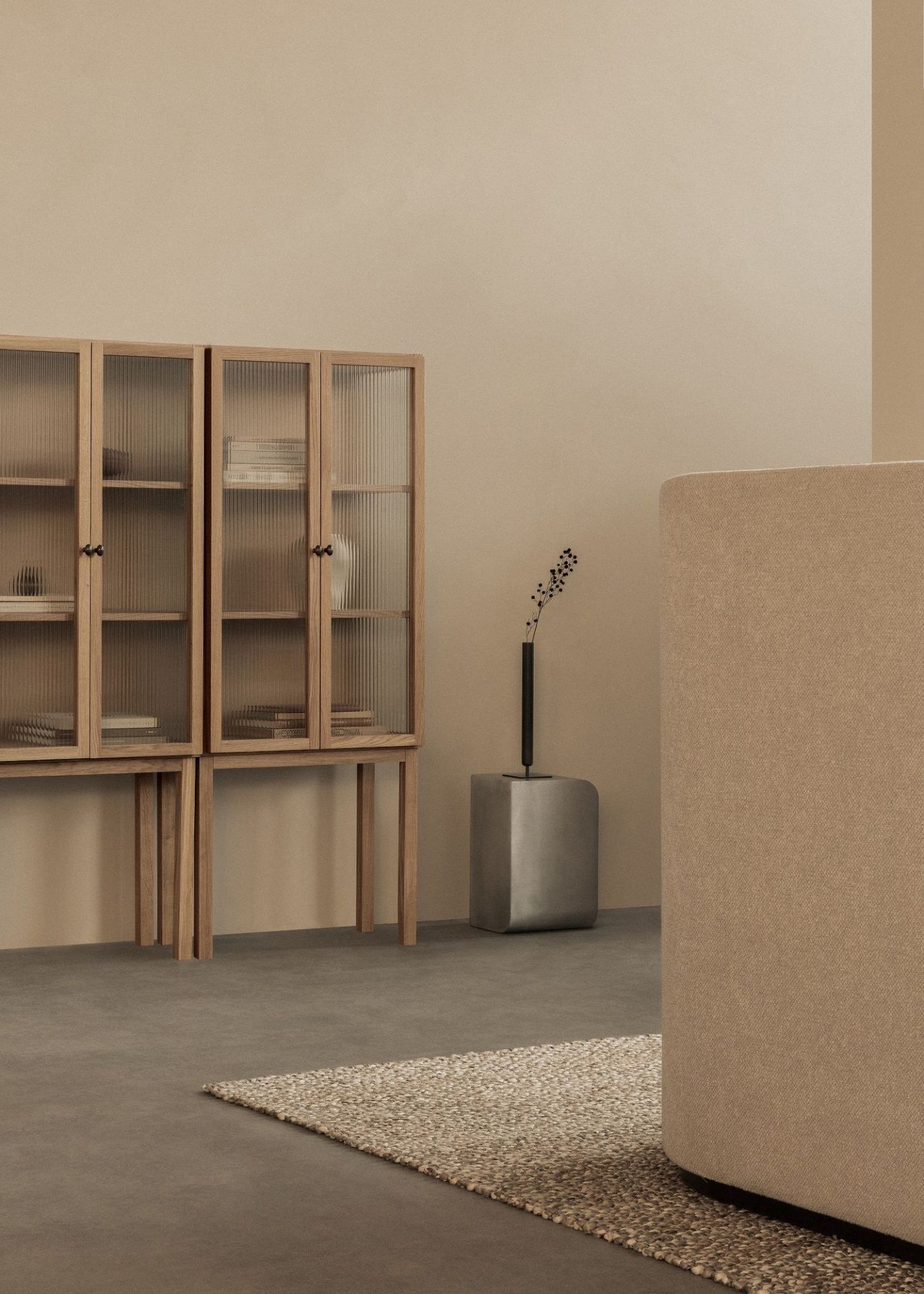 Audo Copenhagen Volume Side Table Beistelltisch aus Metall, kombiniert mit einem modernen Holzschrank im Wohnzimmer.