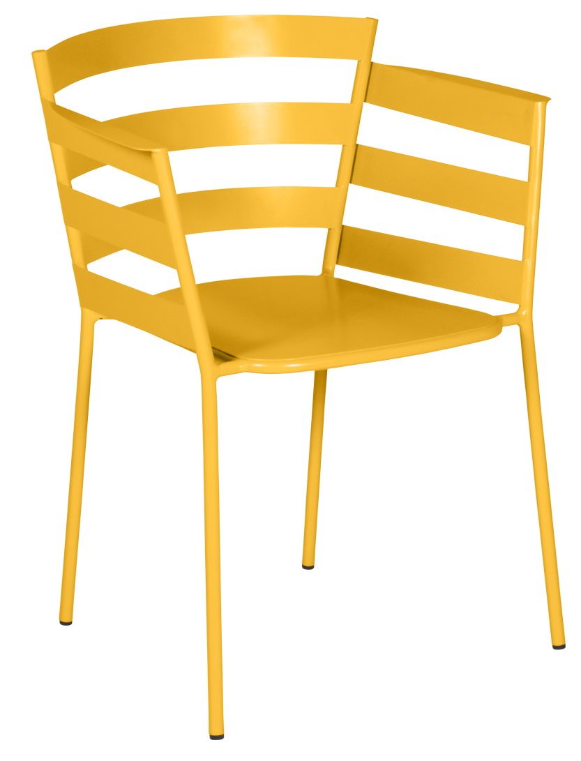 Gelber Rythmic Sessel von Fermob für den Außenbereich, moderner Metallstuhl mit Armlehnen und minimalistischem Design.