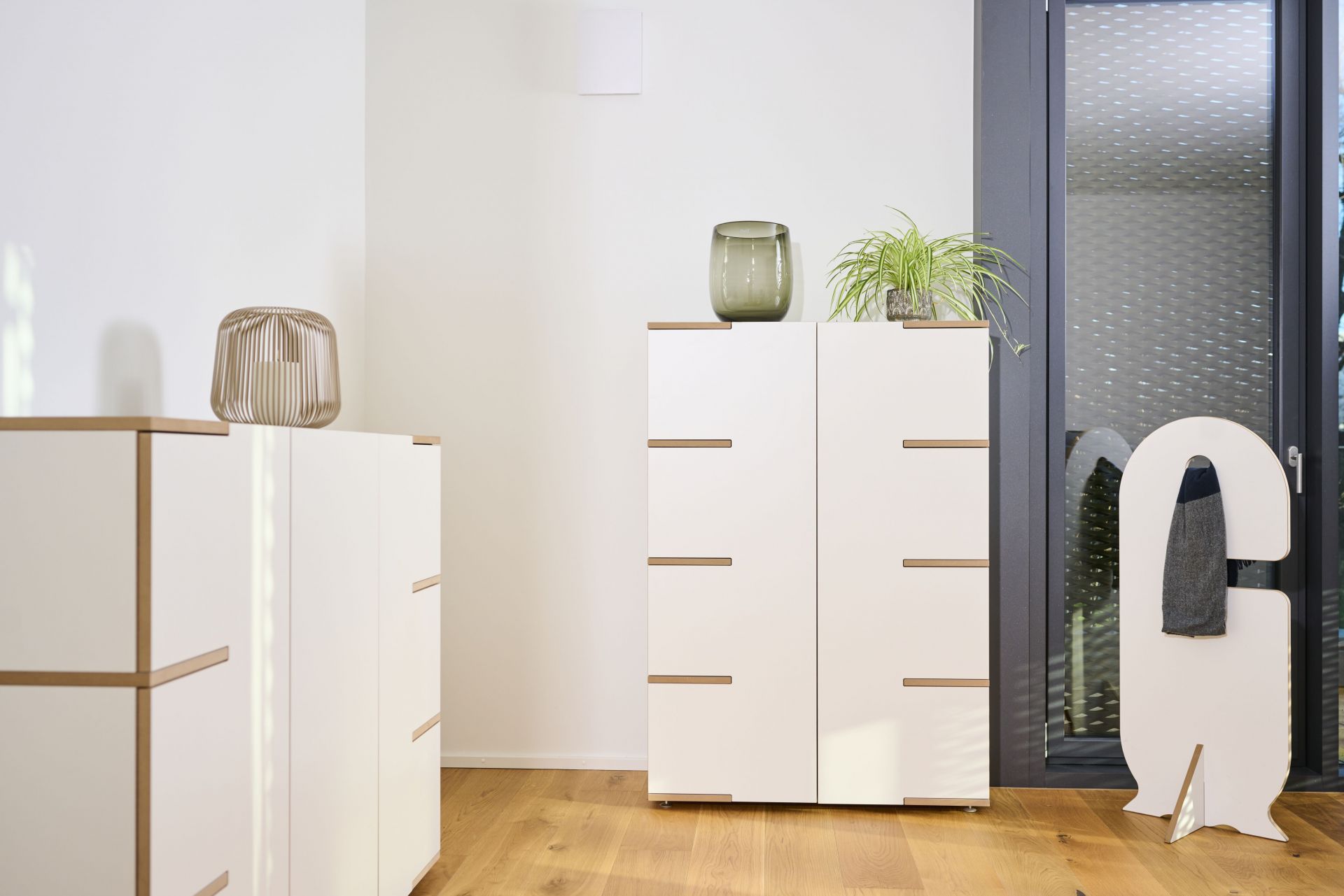 Helles Tojo Stau Sideboard im modernen Wohnzimmer mit Dekoration und Holzboden. Stauraum Möbel für Wohnen.