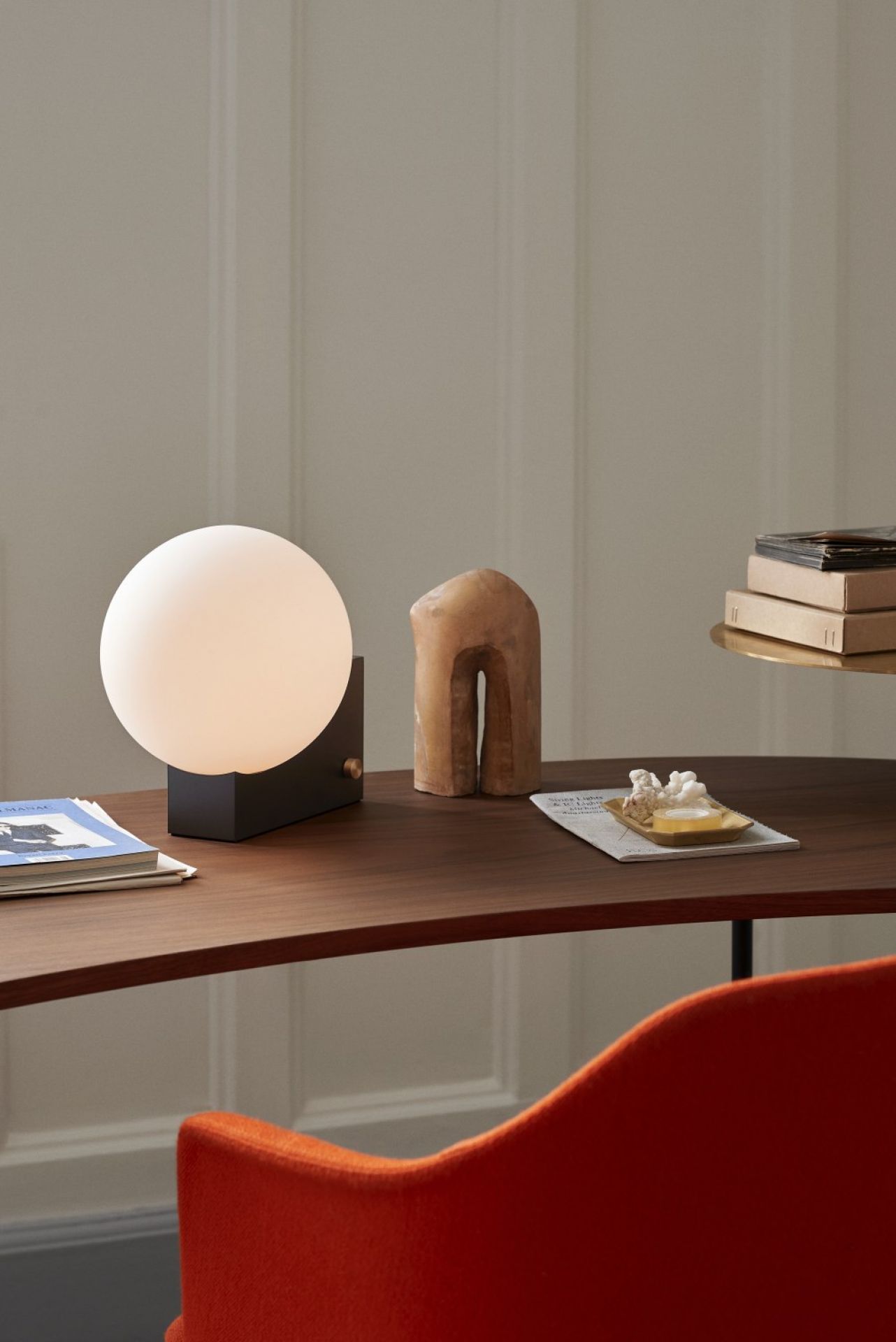 Detailaufnahme des AndTradition Palette JH9 Schreibtischs mit Lampe und Dekoration. Moderner Sekretär für Büro und Zuhause.