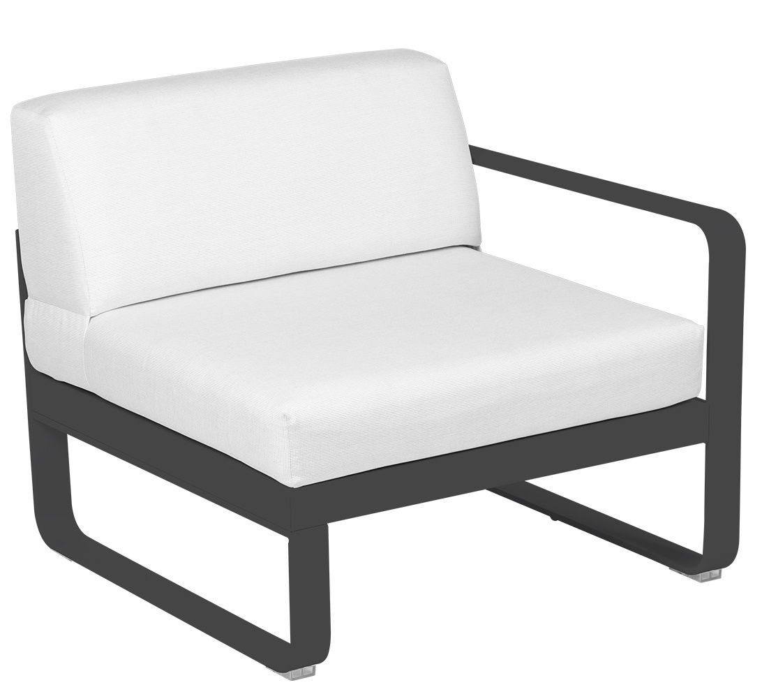 Bellevie 1-Sitzer Modul Outdoor Sofa von Fermob mit rechtem Armteil und weißen Polstern.