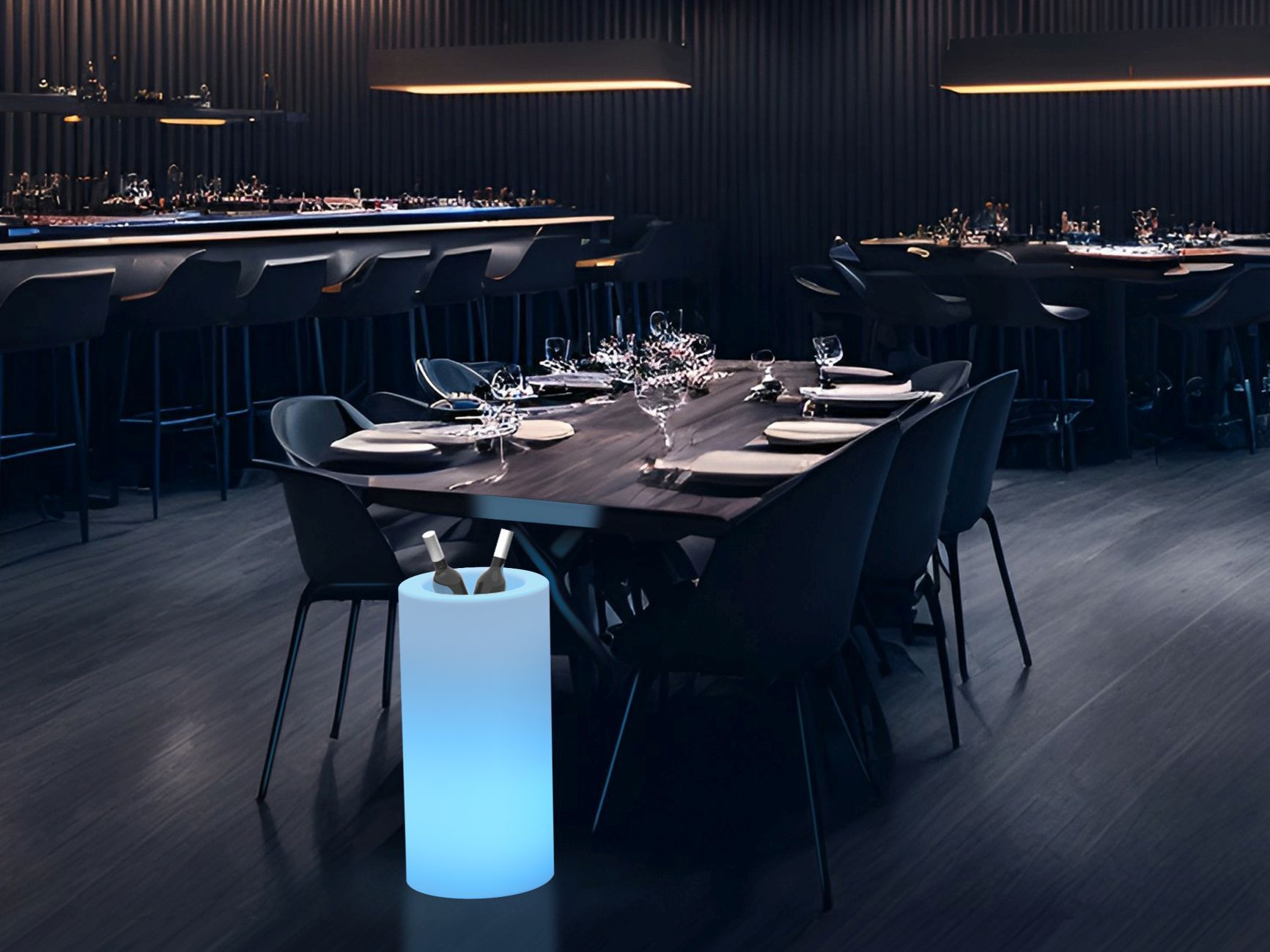 Cooler 70 Outdoor LED Getränkekühler von Moree in einem eleganten Restaurant mit Weinflaschen.