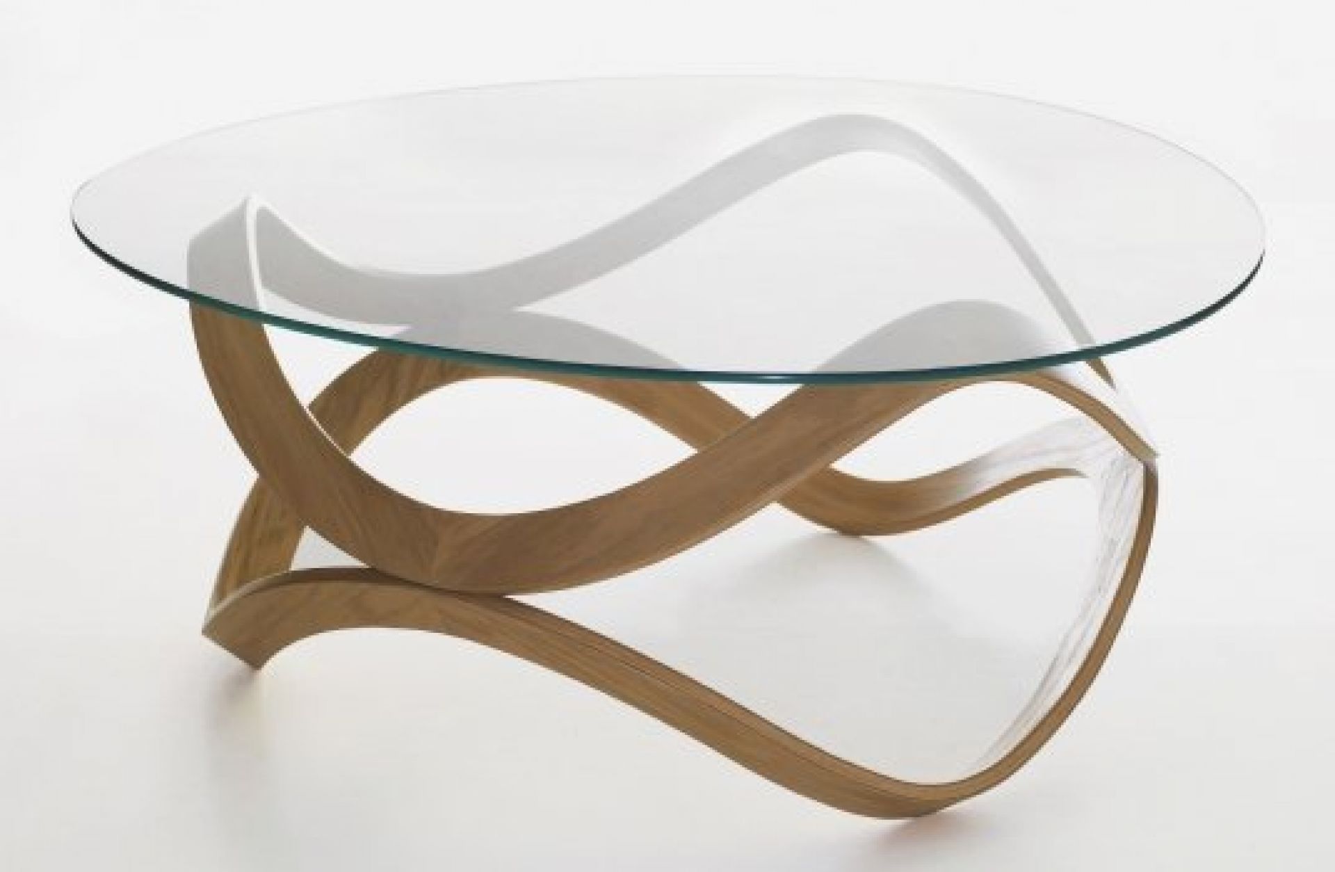 Newton Sofa Tisch von Karl Andersson & Soener mit runder Glasplatte und Holzgestell.