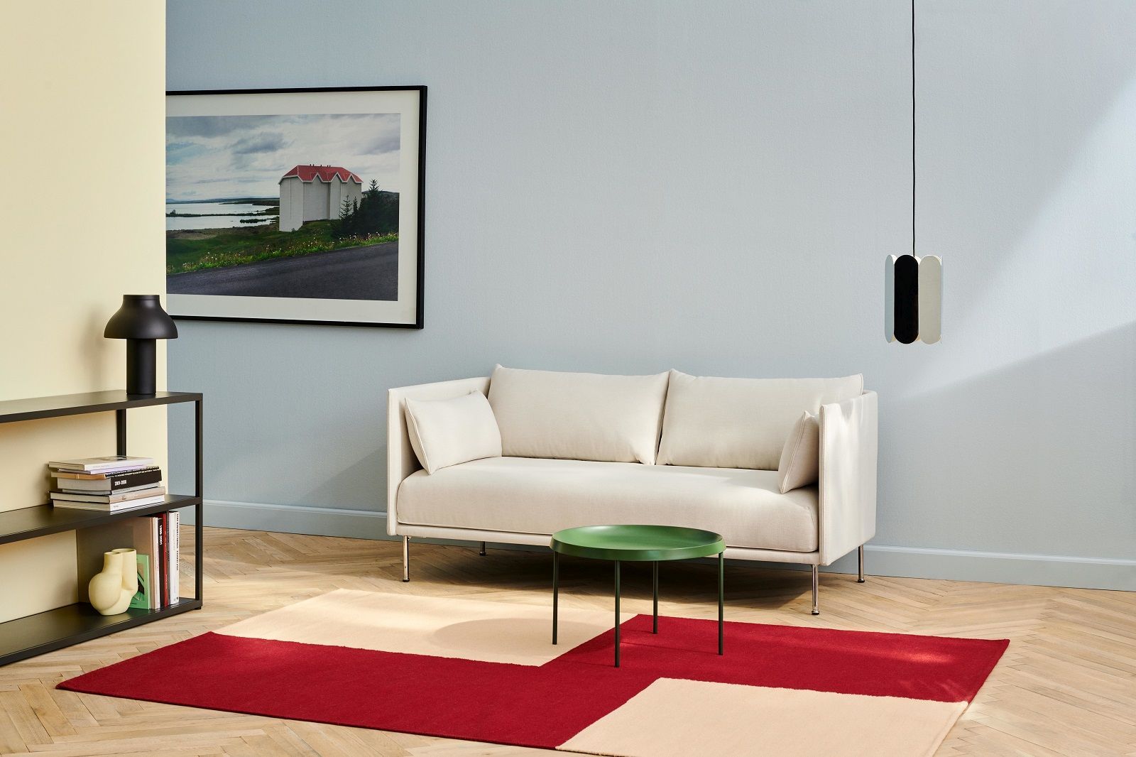 Helles Silhouette Sofa 2-Sitzer von Hay im Wohnzimmer mit Teppich, Tisch und Regal.