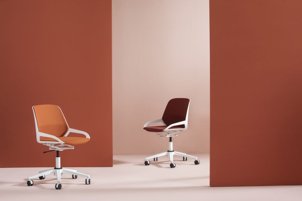 Numo Task Bürodrehstühle von Aeris in Orange und Rotbraun mit weißem Gestell und Rollen.