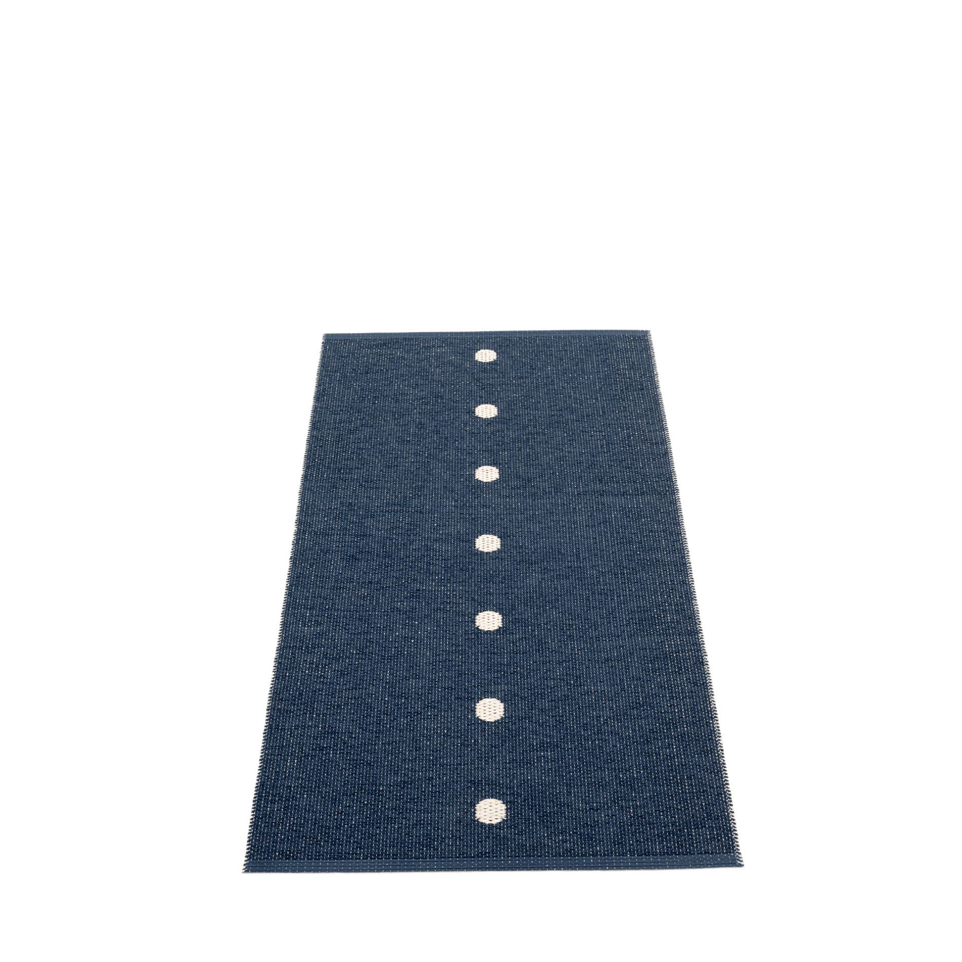 Blauer Pappelina Kunststoffteppich Peg 70x140 cm mit weißen Punkten, ideal für drinnen und draußen.